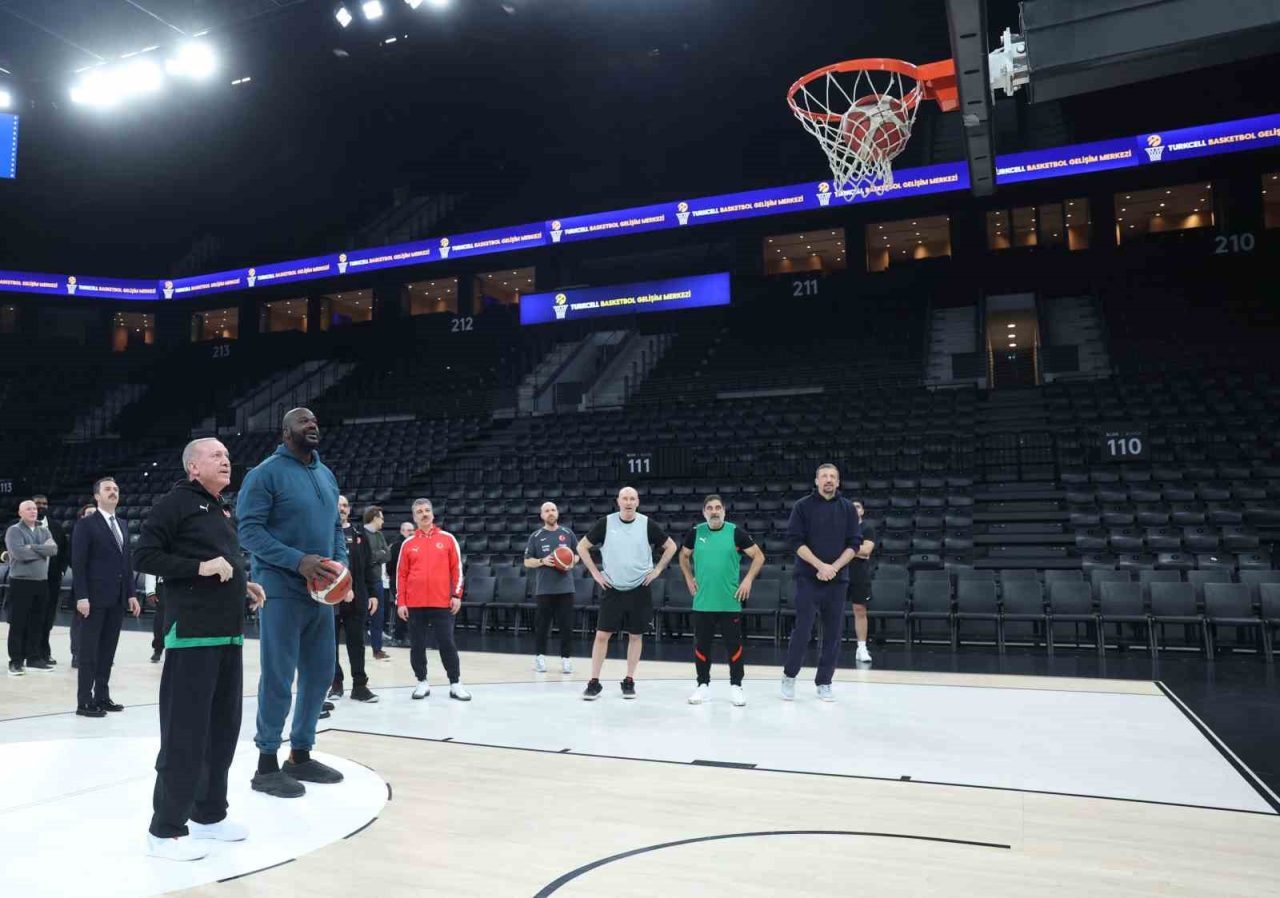 Cumhurbaşkanı Erdoğan, Shaquille O’Neal ile basketbol oynadı