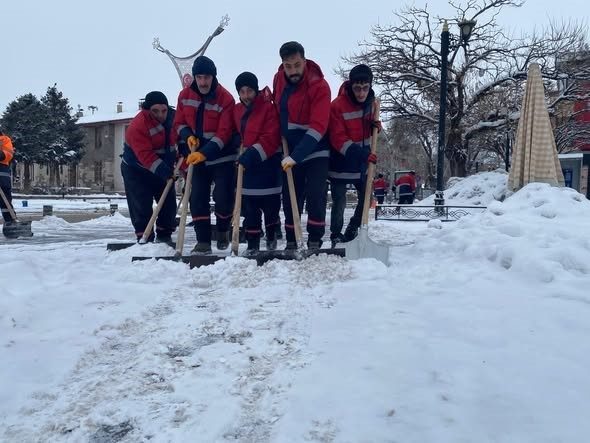 Erzincan kent merkezinde karla mücadele çalışmaları sürüyor