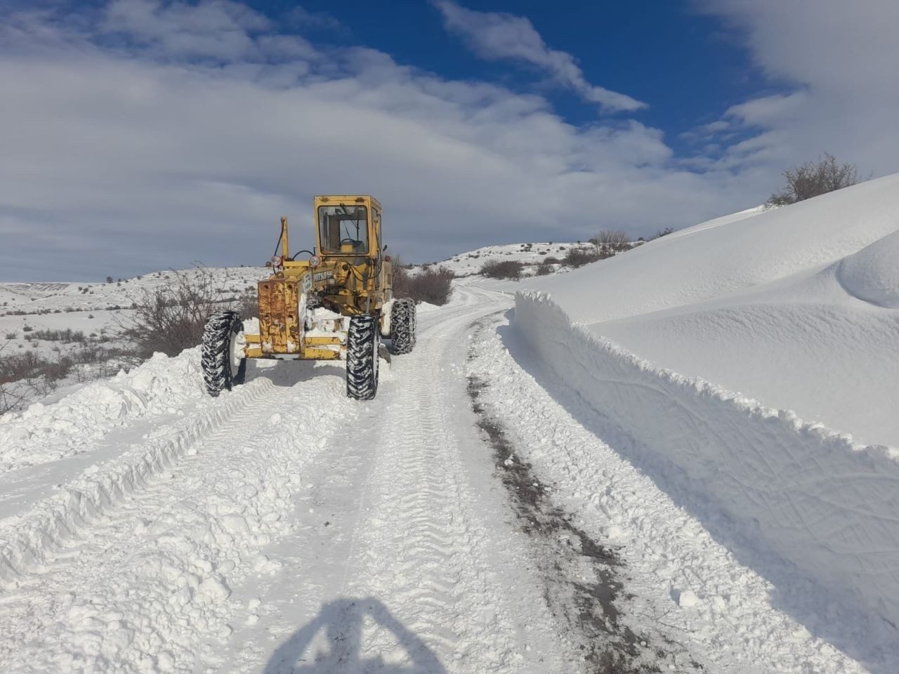 Erzincan’da kardan kapanan köy yolları yeniden açılmaya başlandı