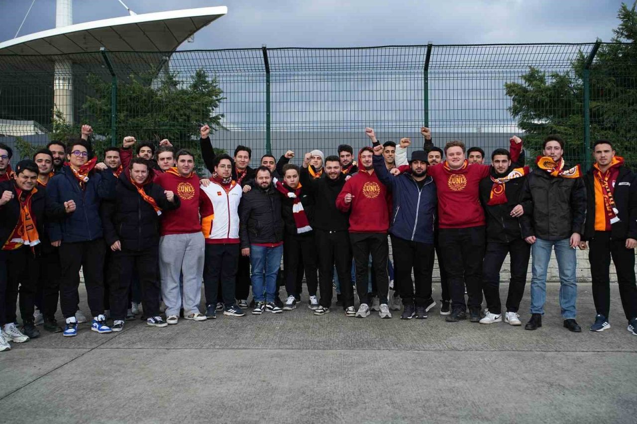 Galatasaraylı taraftarlar Süper Kupa finali için stada geldi