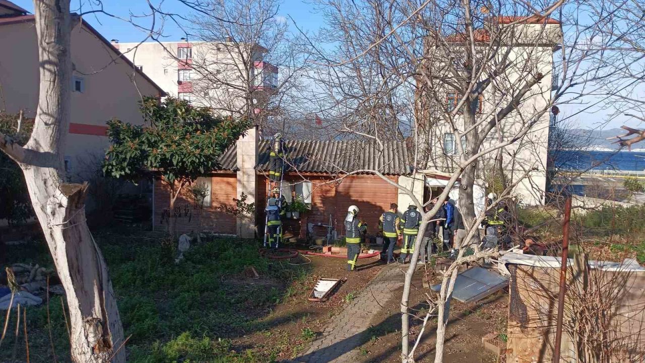 Gecekonduda çıkan yangın büyümeden söndürüldü