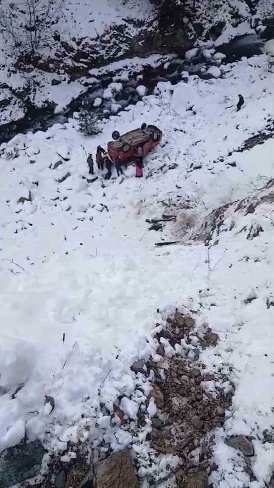 Gümüşhane’de kamyonet dere yatağına yuvarlandı: 5 yaralı