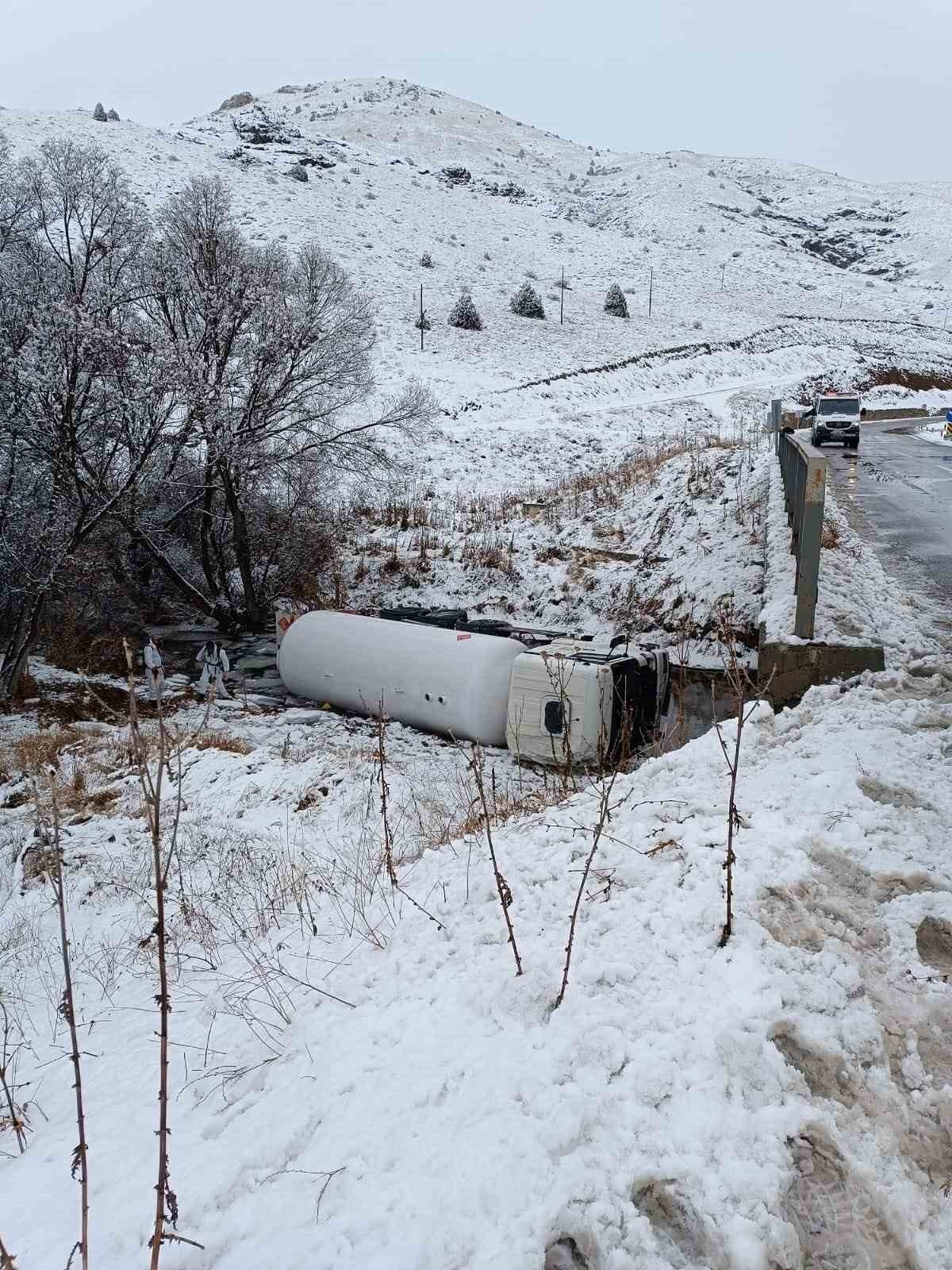 Gümüşhane’de LPG yüklü tanker dere yatağına devrildi: 1 yaralı