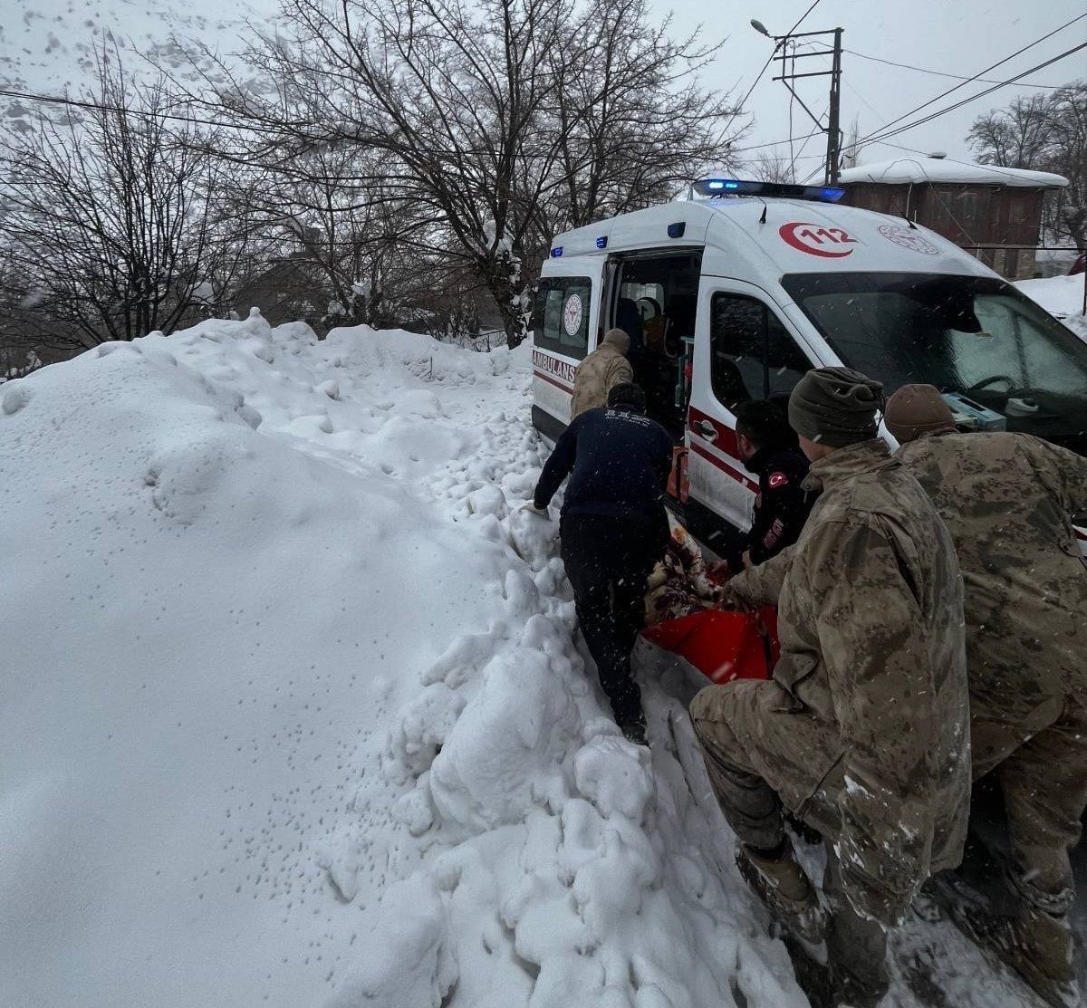 Kar ve tipiden yolu kapanan köydeki hasta kadın hastaneye ulaştırıldı