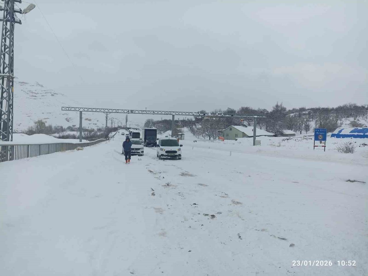 Kayseri-Malatya kara yolunda mahsur kalan yolcular, Gürün ilçesinden uğurlandı