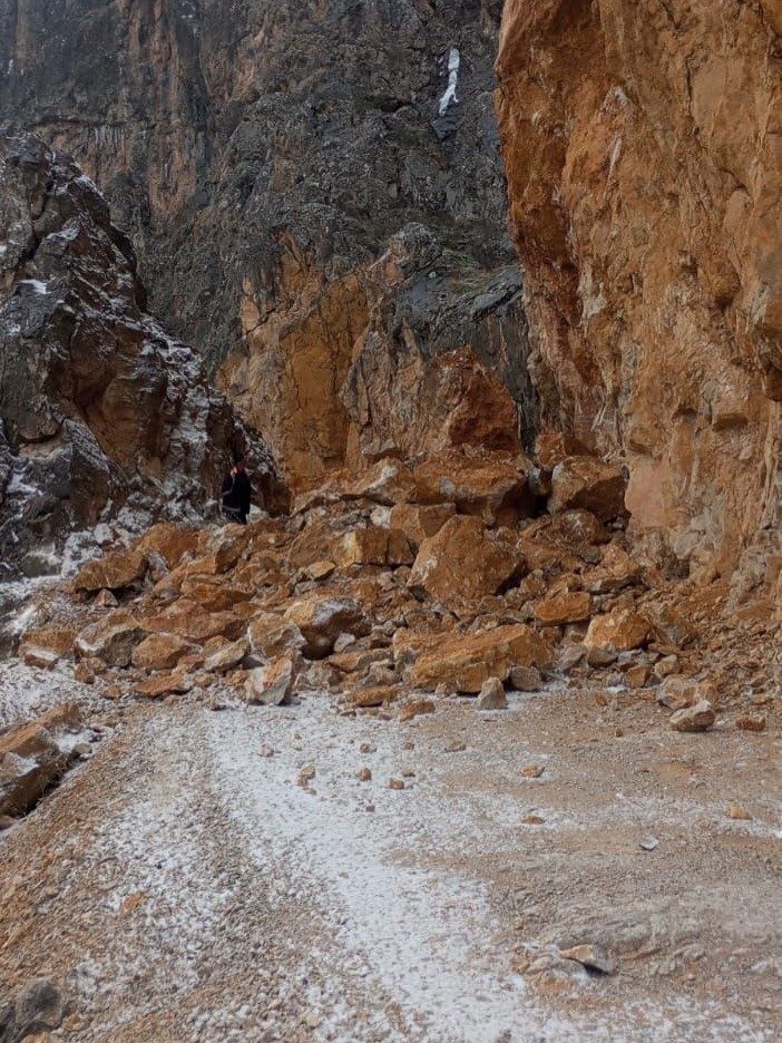 Kemaliye’de Taş Yolu geçici olarak trafiğe kapatıldı