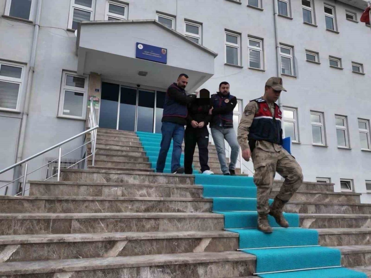 Kendilerini güvenlik güçleri ve savcı olarak tanıtıp, yaşlıları 1 milyon TL dolandırdılar
