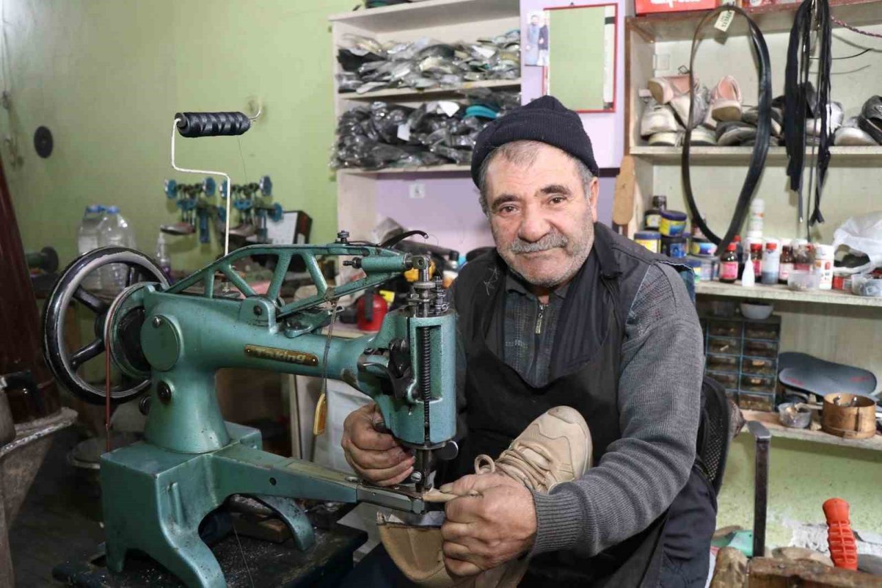 Kış geldi, ayakkabı tamircilerinin işleri açıldı