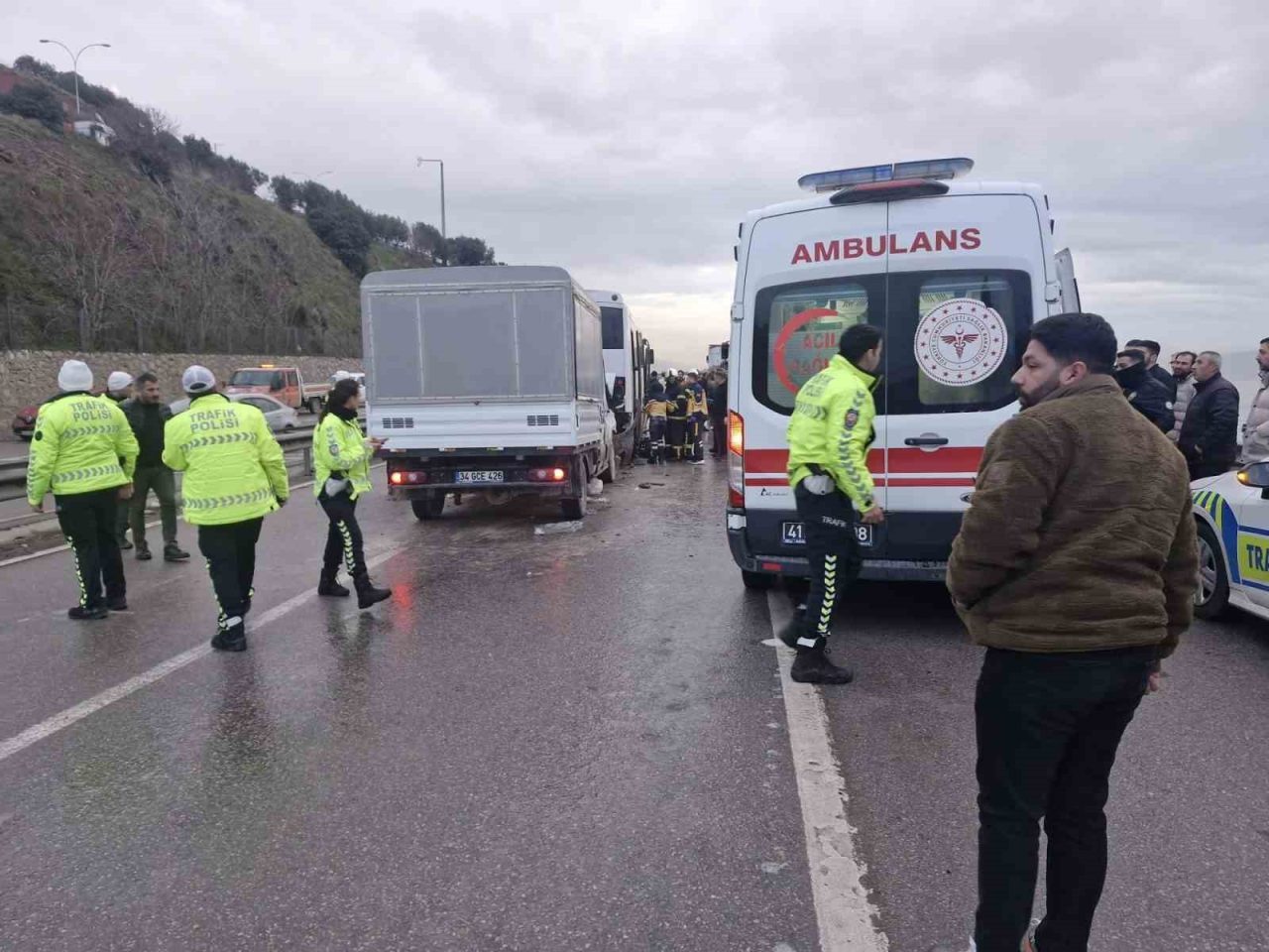 Kocaeli’de 3 araçlı zincirleme kaza: 7 yaralı
