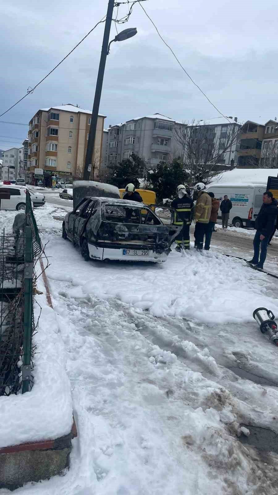 Park halindeki otomobil alev alev yandı