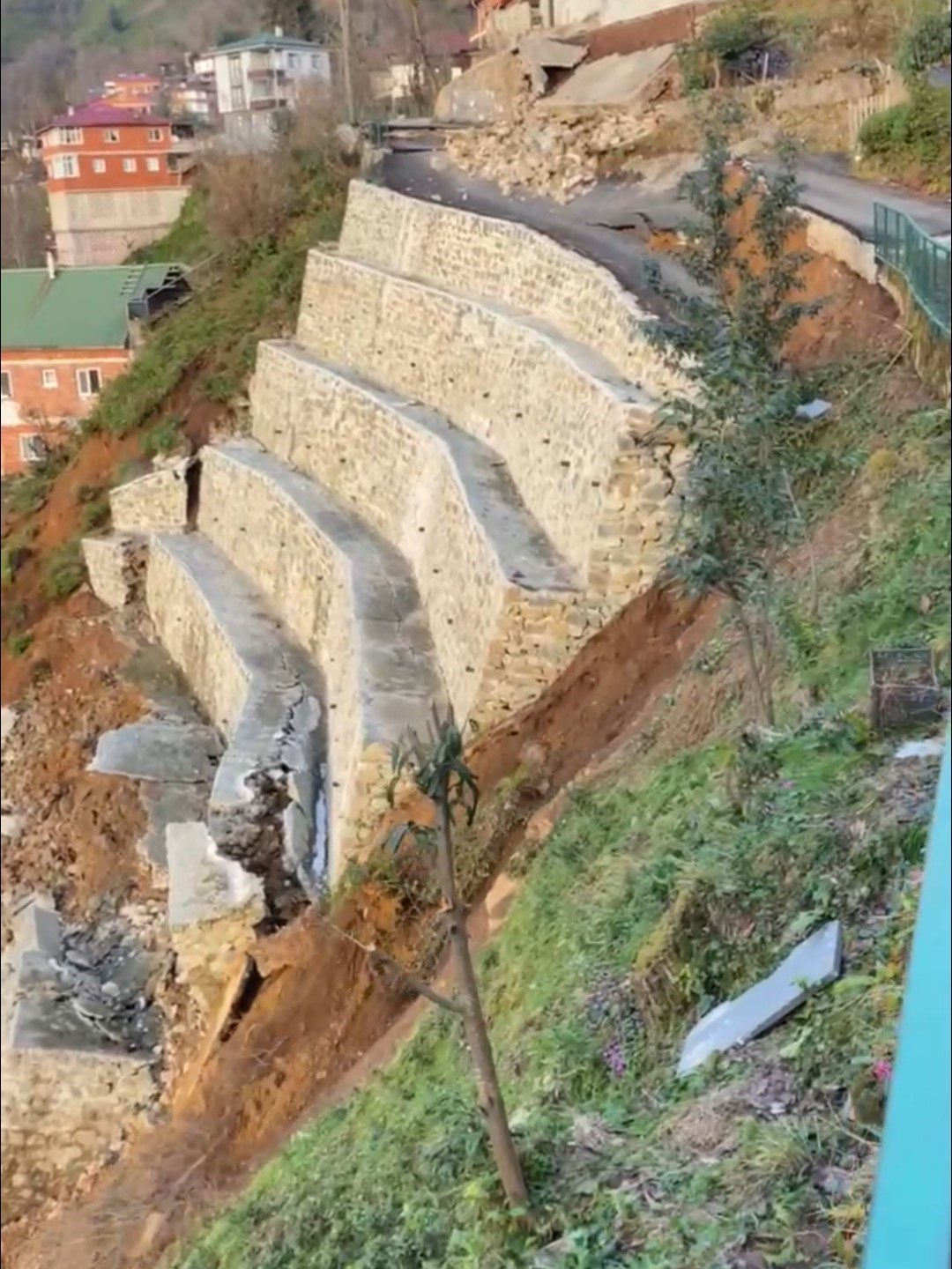 Rize’de istinat duvarı çöktü: 2 ev tedbir amaçlı boşaltıldı