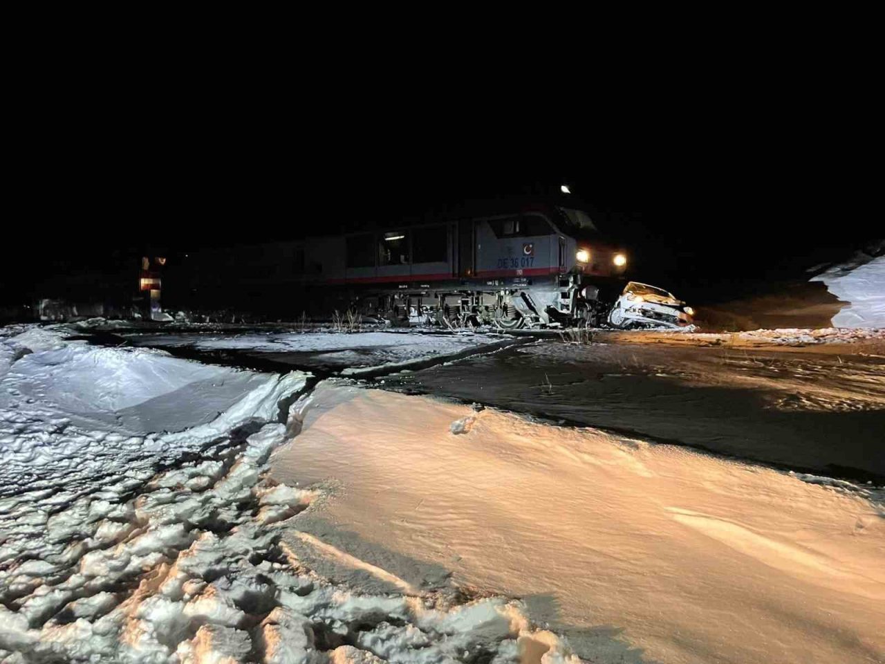 Sarıkamış’ta yük treni otomobile çarptı: 1 yaralı
