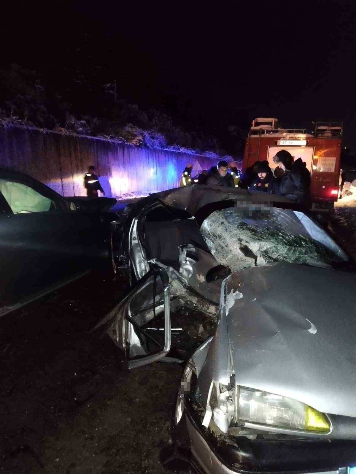 Sinop’ta iki otomobil kafa kafaya çarpıştı: 2 ölü, 3 yaralı
