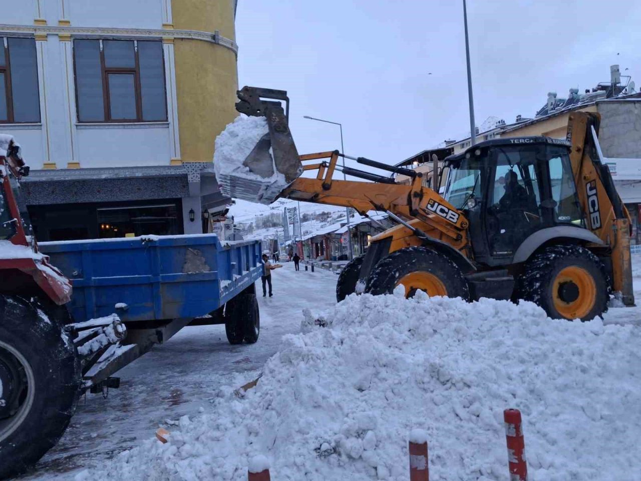 Tercan’da kar temizliği, Girlevik’te buz sarkıtları oluştu