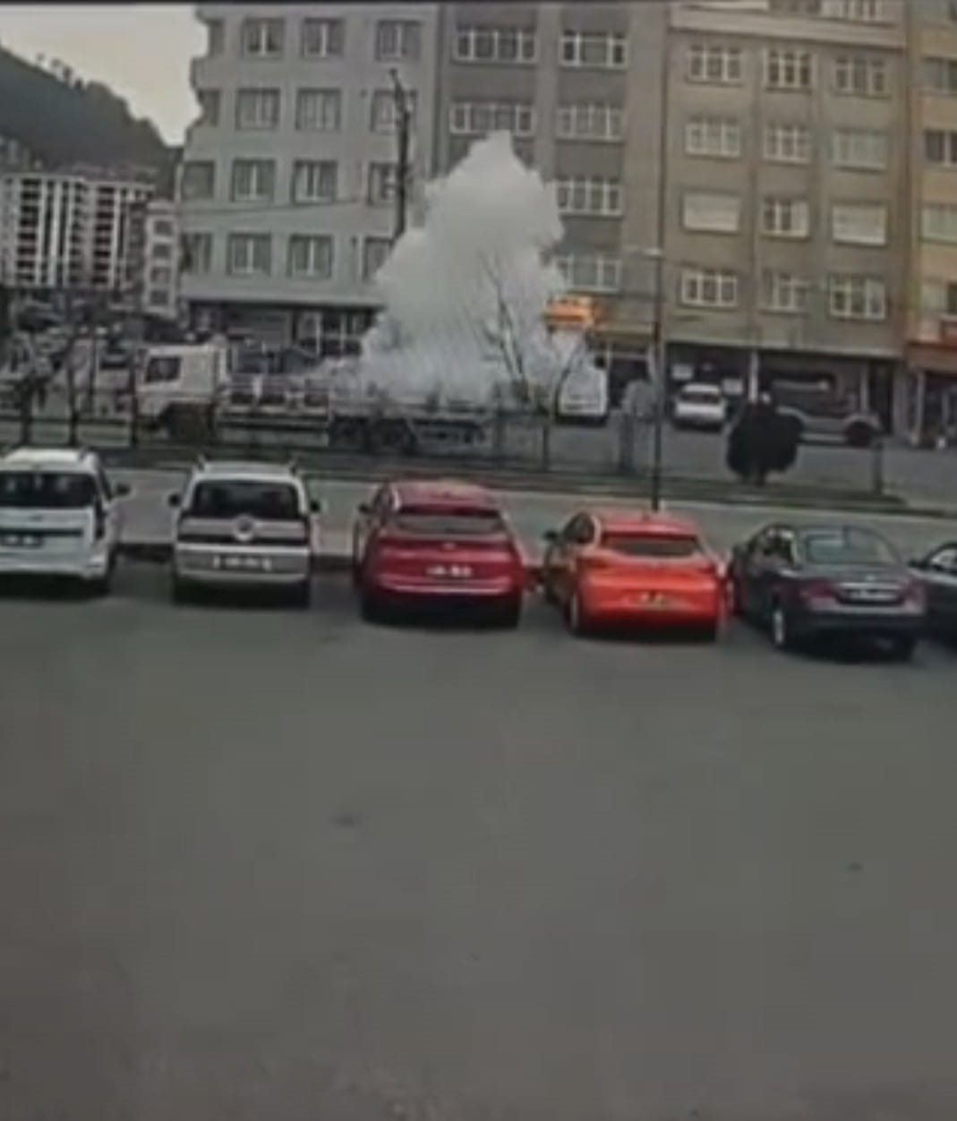 Trabzon’da seyir halindeki tüp kamyonunda korkutan patlama