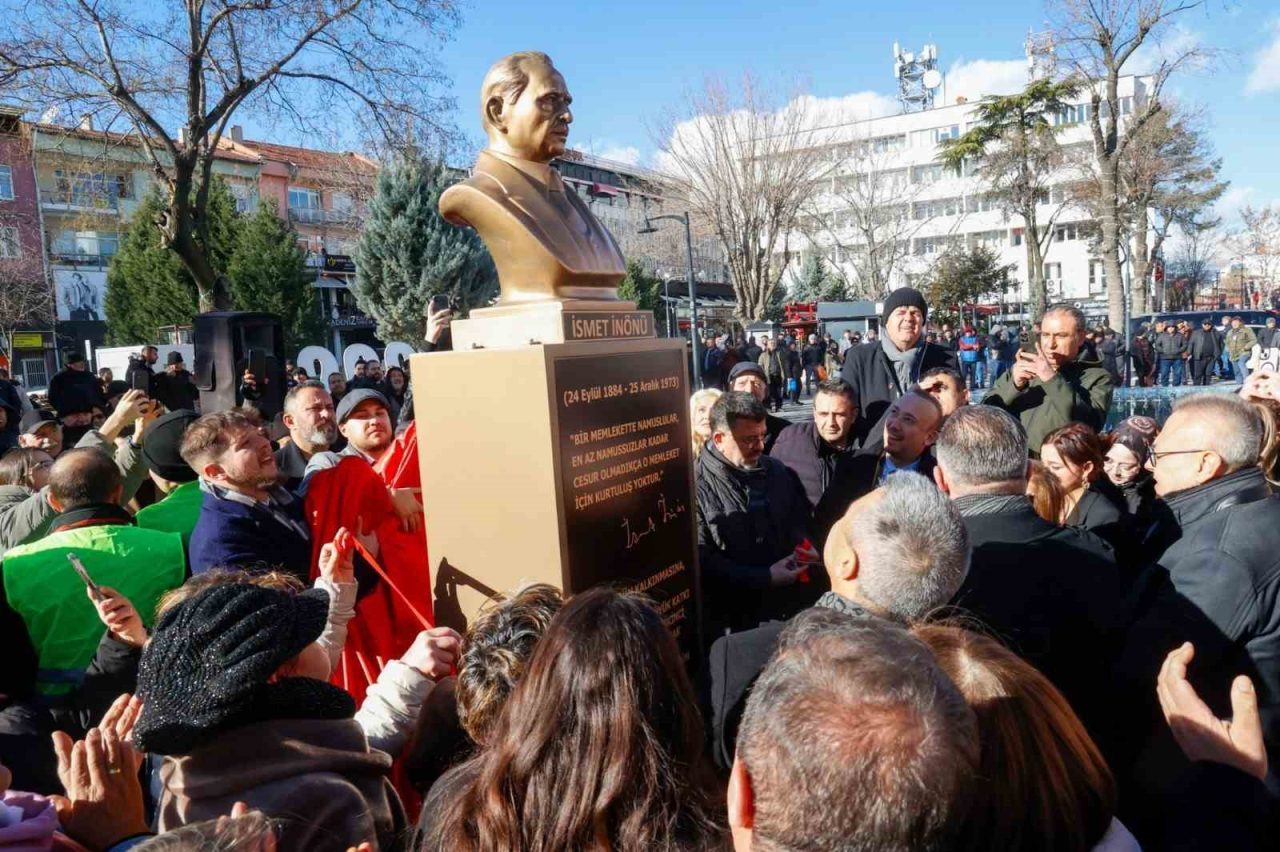 Uşak’ta İsmet İnönü büstünün açılışı yapıldı