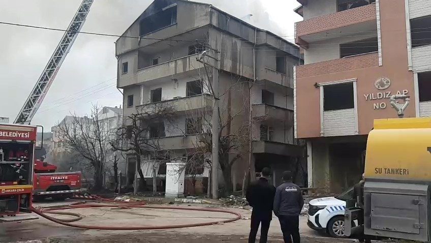 Yıkımı süren binanın çatı katında yangın çıktı