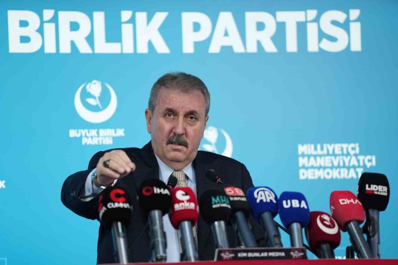 BBP Genel Başkanı Destici: “Savaş mı var bu ülkede de CHP barış konferansı düzenledi?”