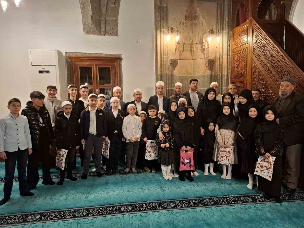 Erzurum’da gençler camide buluştu; ödüllerine kavuştu