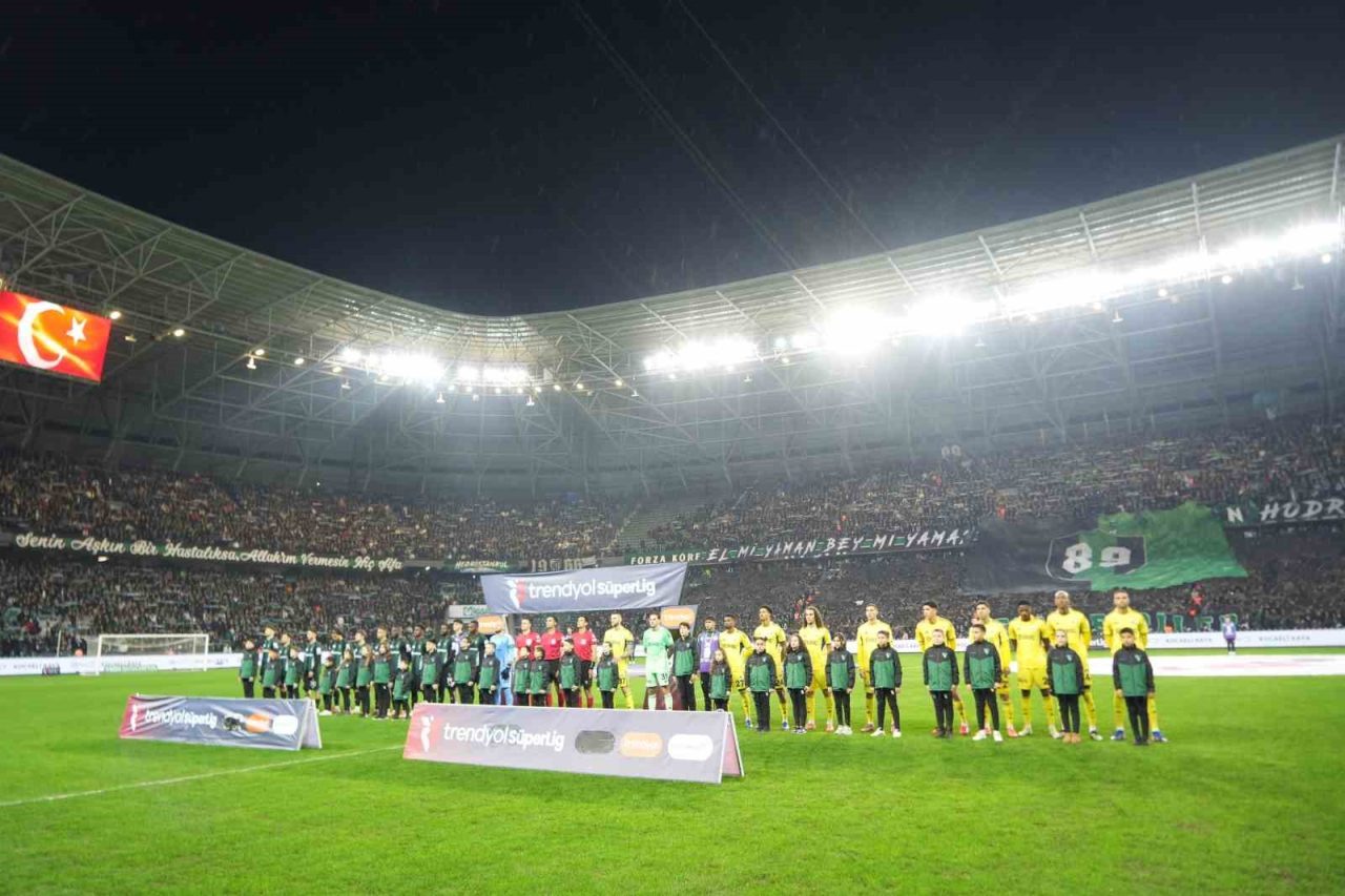 Trendyol Süper Lig: Kocaelispor: 0 – Fenerbahçe: 0 (Maç devam ediyor)