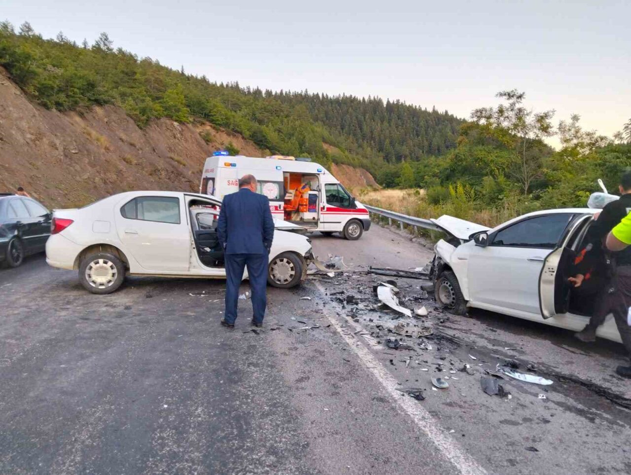 Kastamonu’da iki otomobil kafa kafaya çarpıştı: 4 yaralı