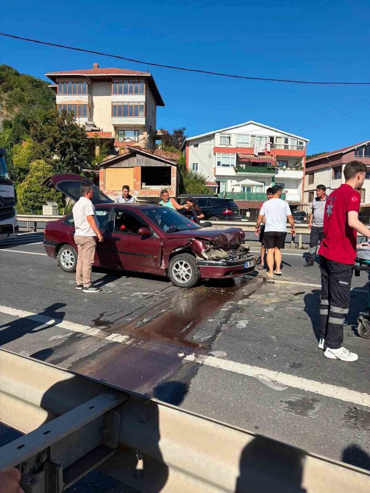 Yayalara yol veren kamyona otomobil çarptı: 2 yaralı